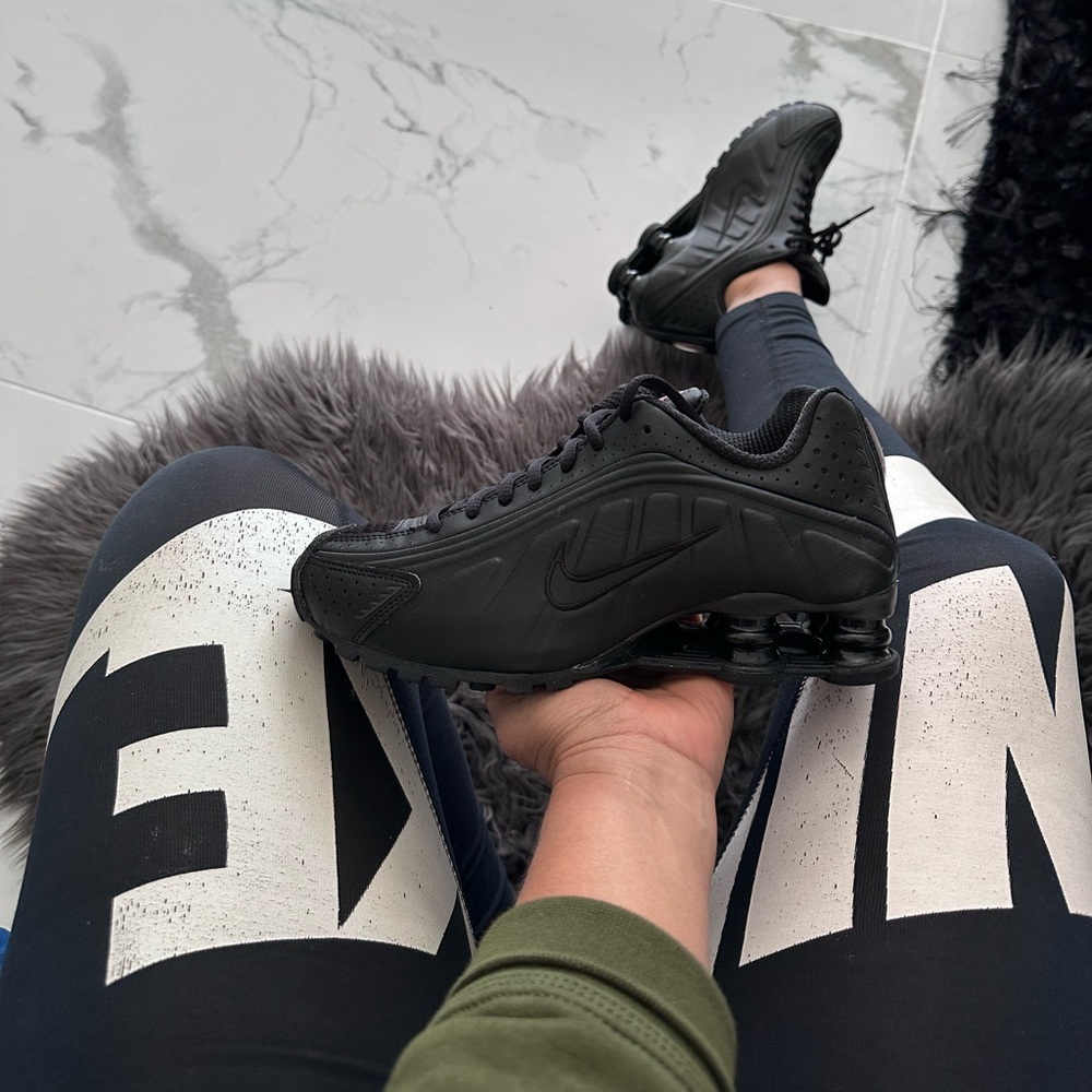 Nike Shox R4 - Picture 2 of 13